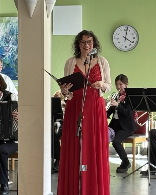 Karin Stein im roten Abendkleid als Solistin mit dem Salonorchester 1923