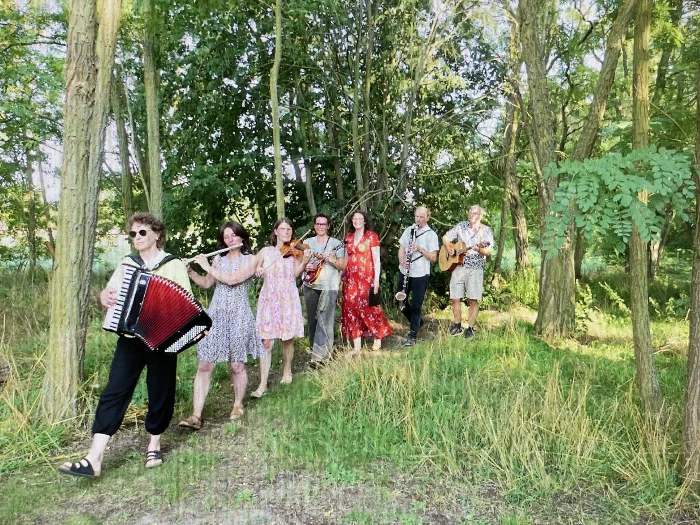 Antanjo zieht musizierend über einen Waldweg, mit Karin Stein