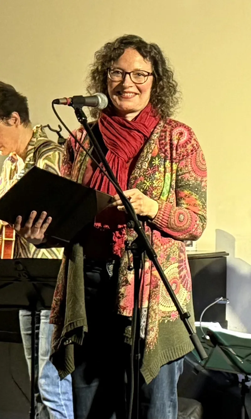 Karin Stein am Mikrofon bei einem Auftritt mit Antanjo