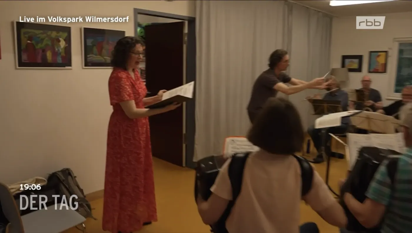 Karin Stein bei einer Probe mit dem Salonorchester 1923 in der rbb-Sendung „Der Tag“ (Fernsehbild)