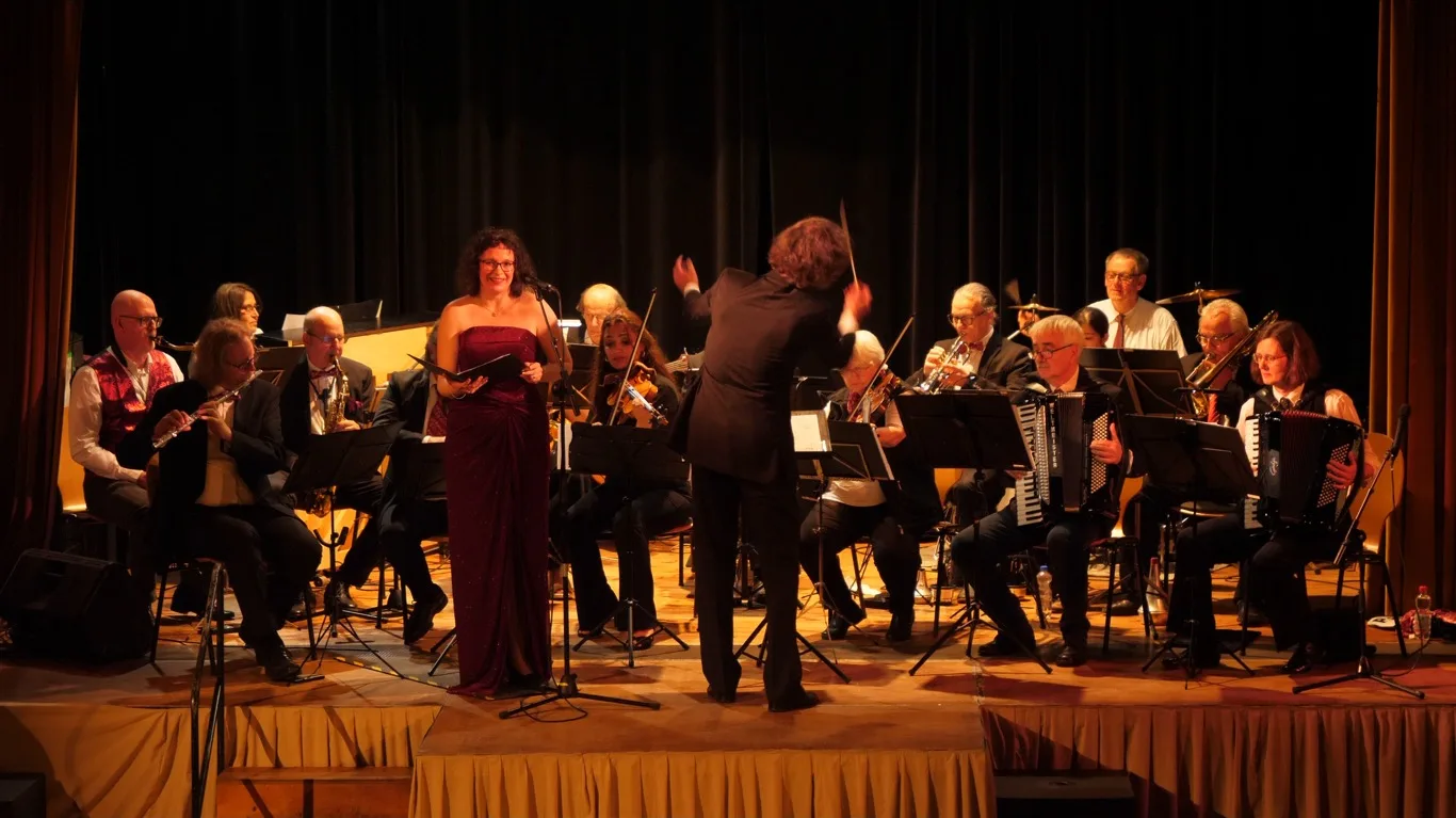 Karin Stein als Solistin mit dem Salonorchester 1923 auf der Bühne