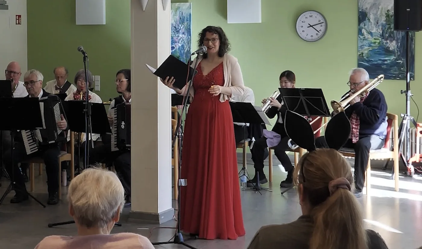 Karin Stein singt im roten Kleid mit dem Salonorchester 1923