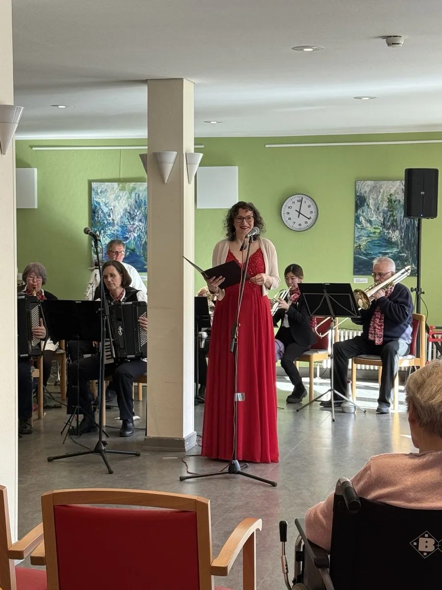 Karin Stein als Solistin bei einem Konzert im Werner-Bockelmann-Haus